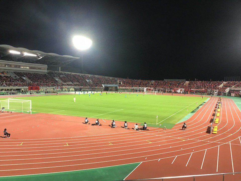 バックスタンドから。