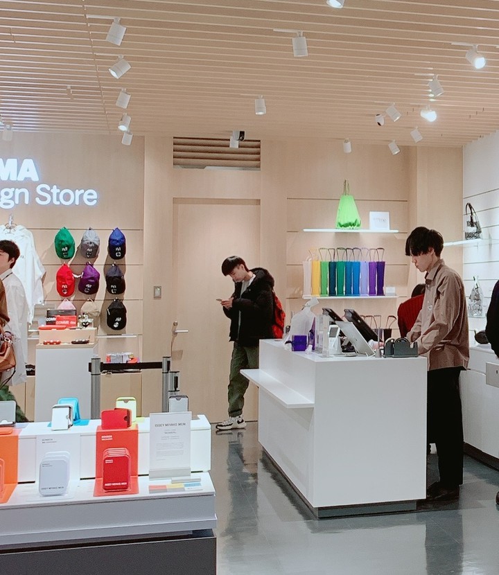 モマデザインストア表参道の内観画像。