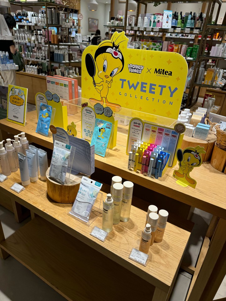 TWEETYコレクションの色とりどりのコスメ製品の展示