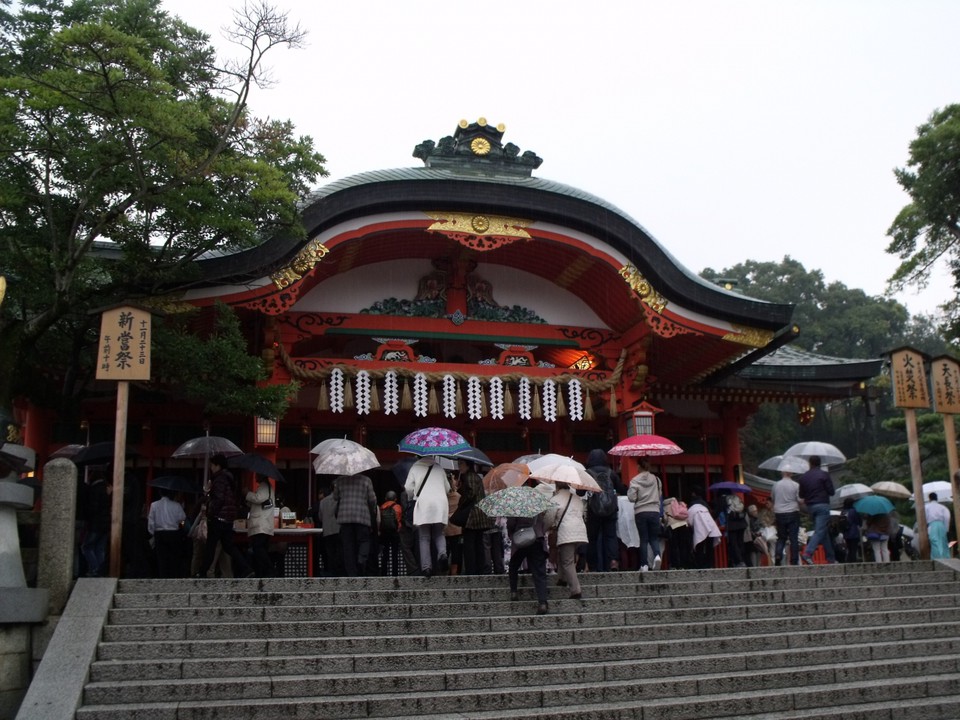 本殿では火焚祭の神事が行われているようだ。（撮影禁止）