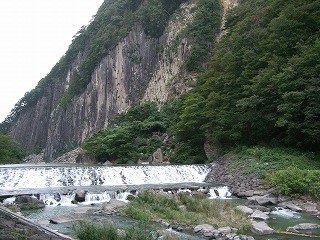 川を挟んだ材木岩公園から良く見えます