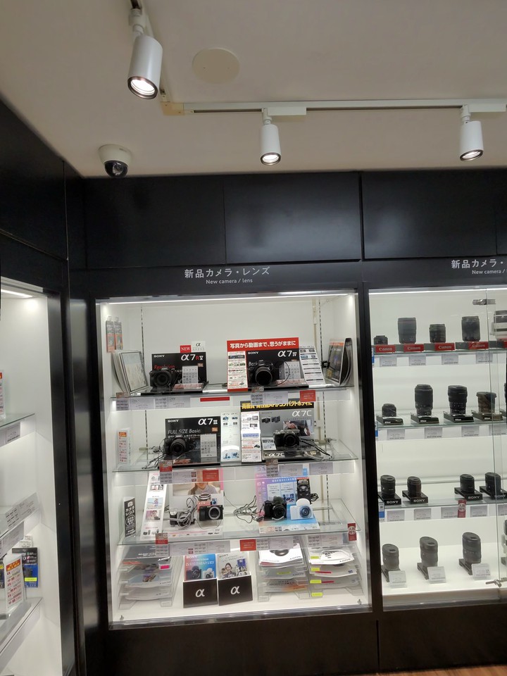 カメラのキタムラの店内の売り場