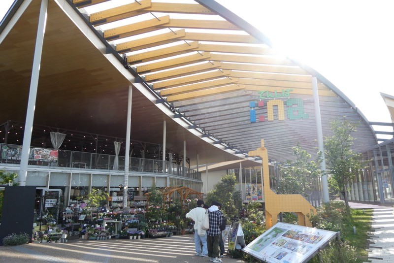 施設外観。自然光が差し込む。