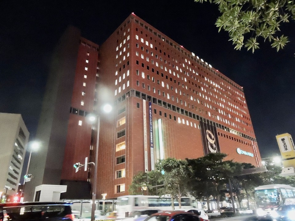 博多の中心部に建つ