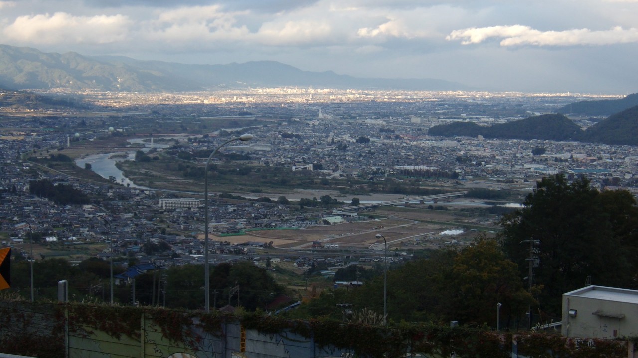 足元には千曲川が流れ、川中島から善光寺平の絶景が広がる