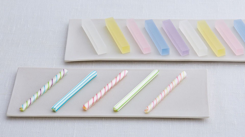 鶴屋吉信の美しい色合いのお菓子画像。