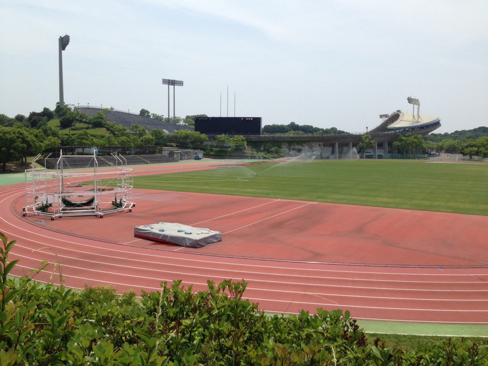 奥がメインスタジアム、手前は補助競技場