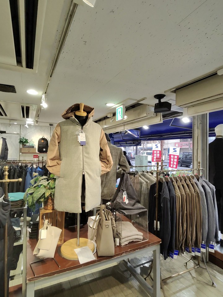 サカゼンの店舗の店内の売り場の様子
