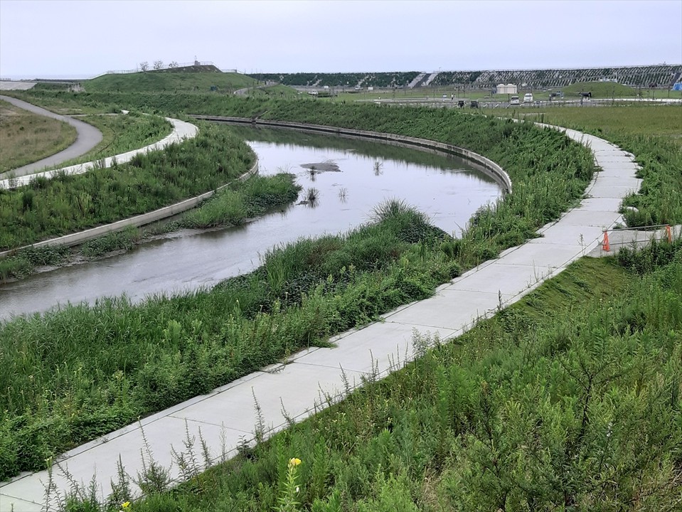 新地駅から徒歩で行くと、行く手に≪想いの丘≫が見えてきます