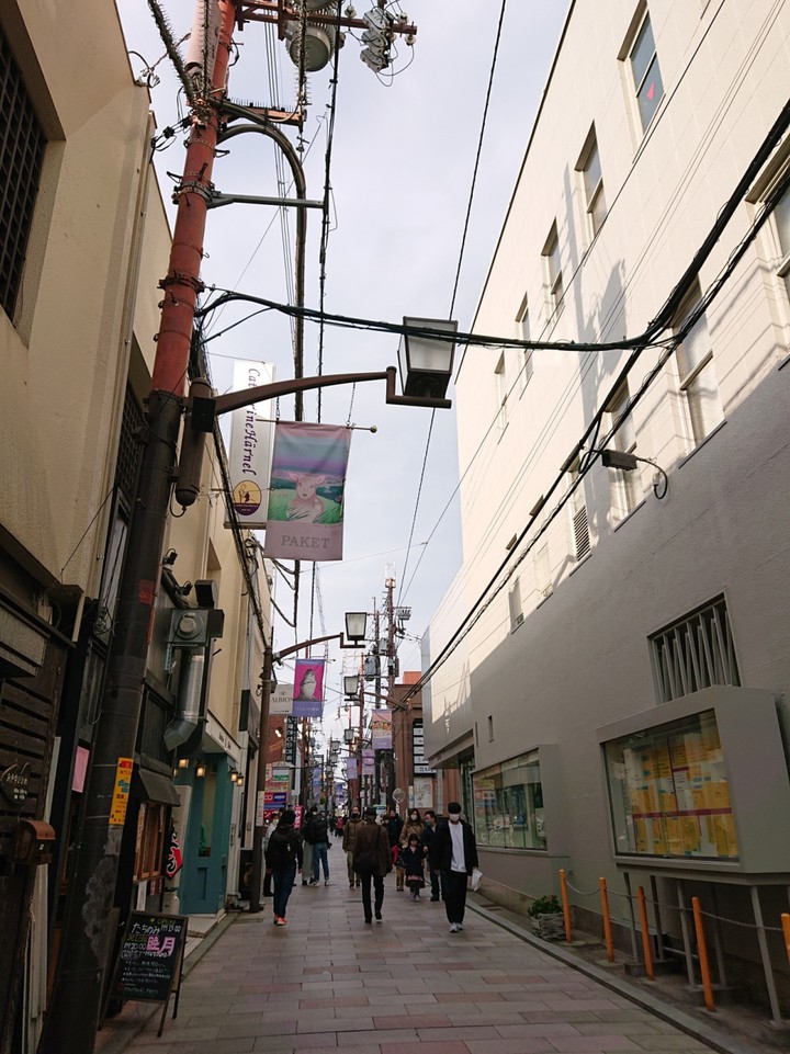 アーケードのない商店街です。