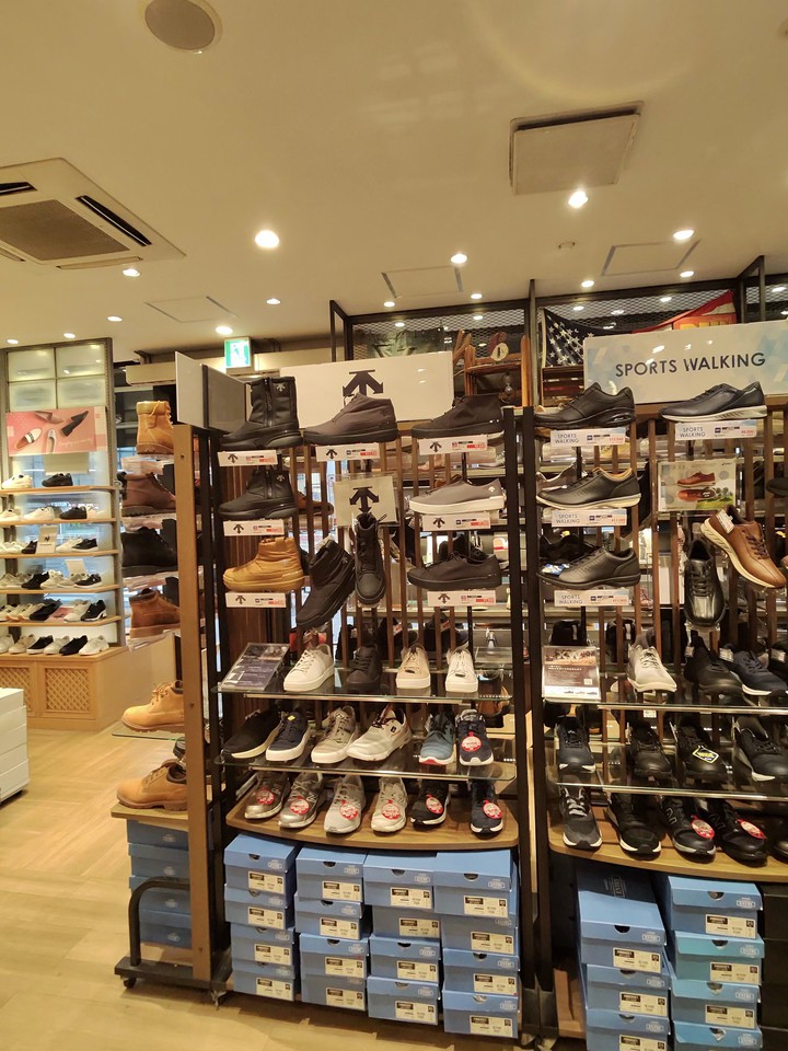 ABC-MART店舗の店内