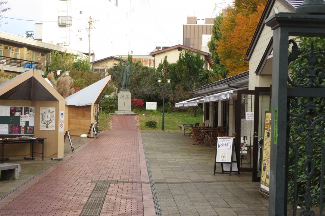 野口英世青春広場入口