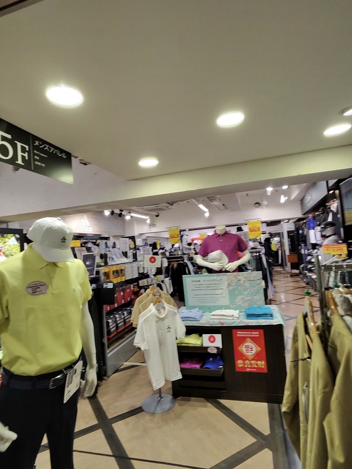 Victoria Golfの店舗の店内のゴルフ商品