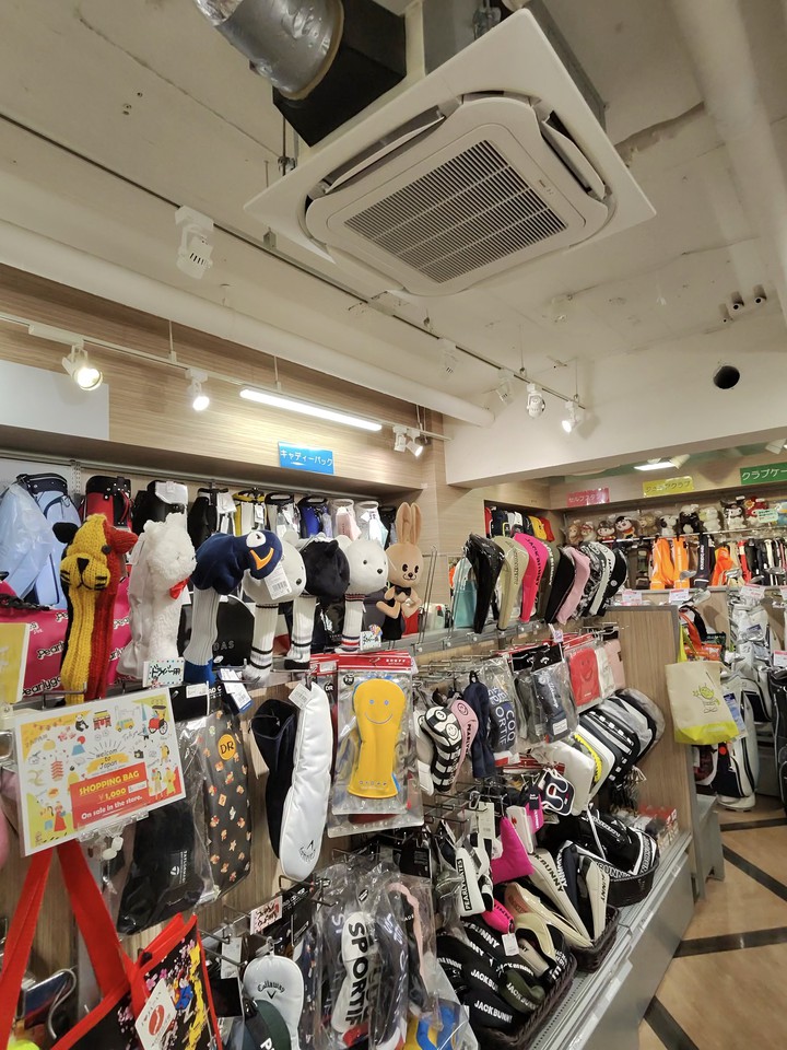Victoria Golfの店舗の店内のゴルフ商品