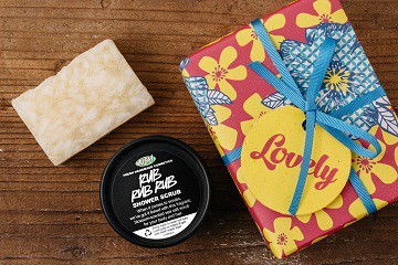 LUSHのボディケア商品が並べられたギフトセットの画像。