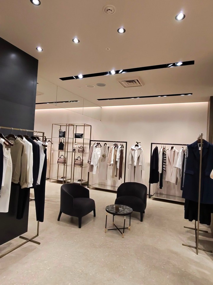 洗練されたMaxMaraの店内、シックなファッションアイテムと座席
