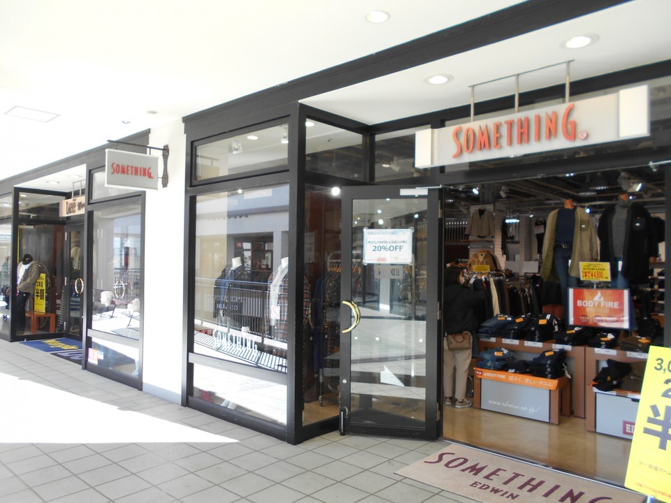 エドウイン隣接のサムシング店
