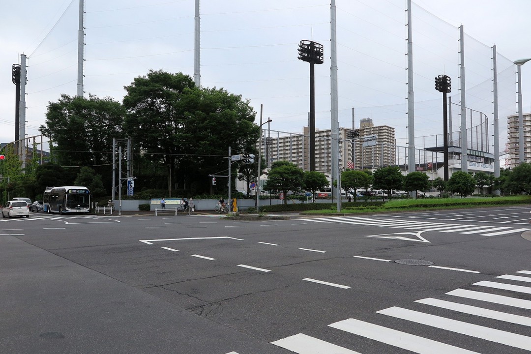「西葛西」駅南口ロータリーから直進、球場が見えます