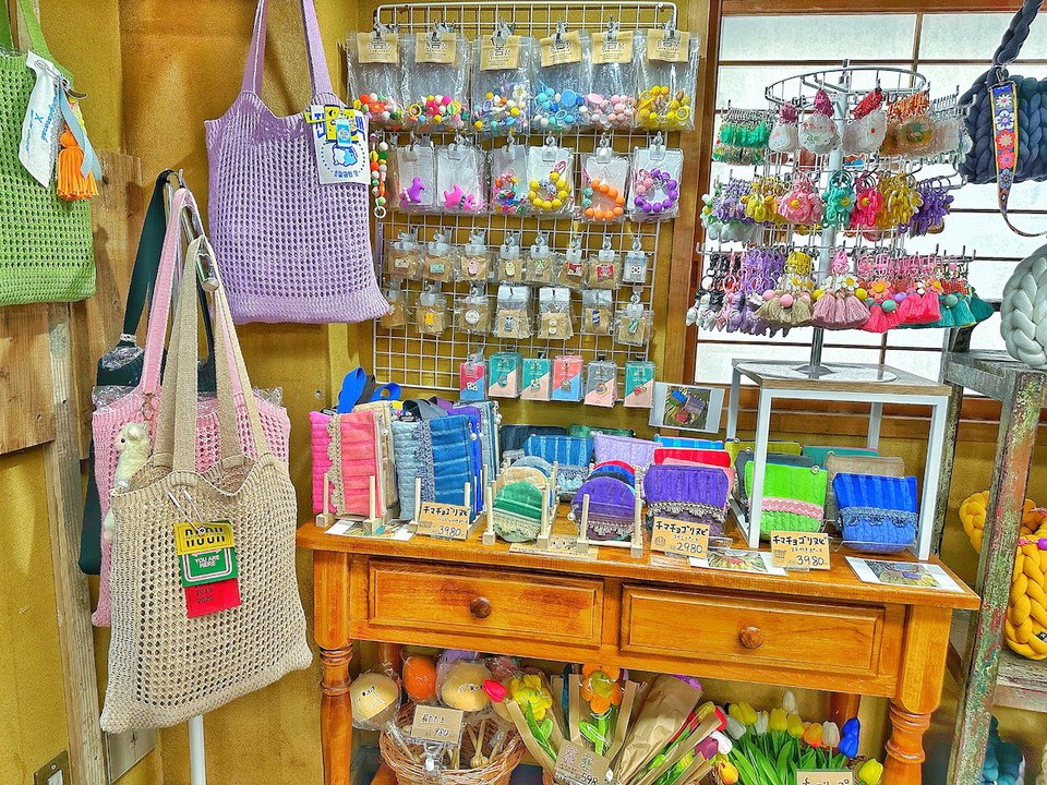 BOM CAFE東京新大久保店で編みバッグが壁に掛けられている様子
