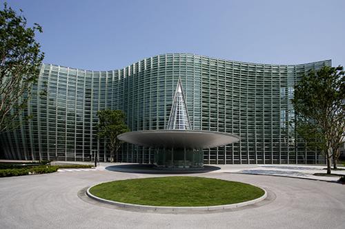 国立新美術館の美しい外観