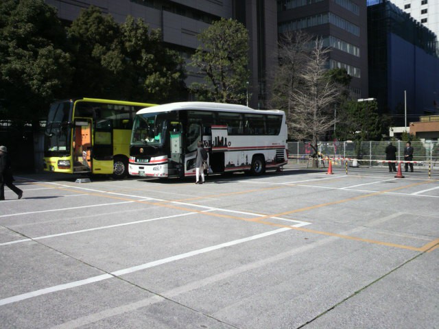 区立の市場橋公園の遊具の近くには、大型バスが駐車しています。