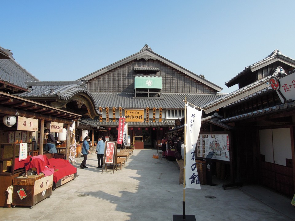 見世物小屋風の外観
