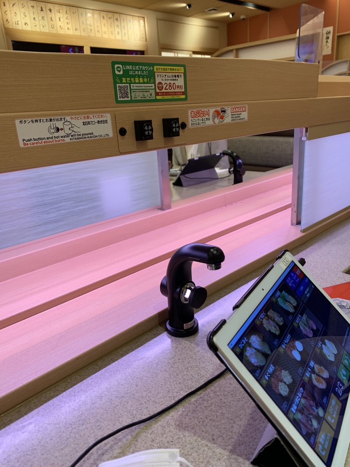 今は、回転せず、レールで運ばれてきます