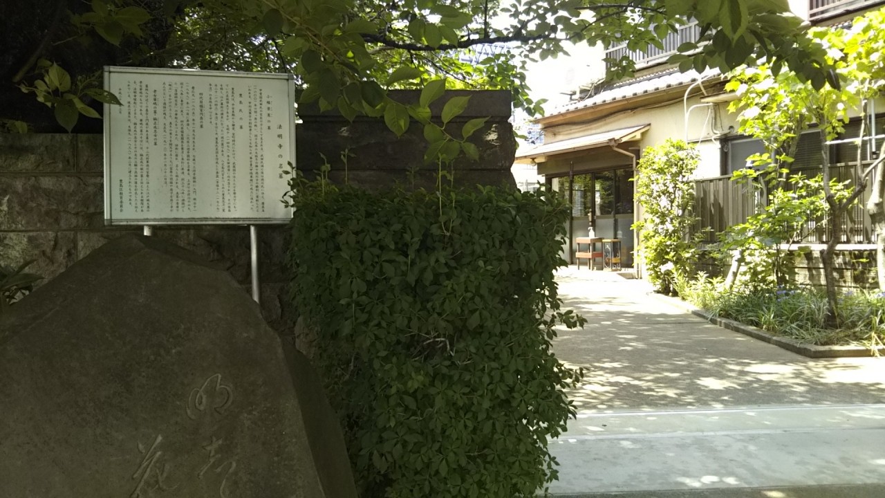 西側には路地を挟んで広い墓地がある。