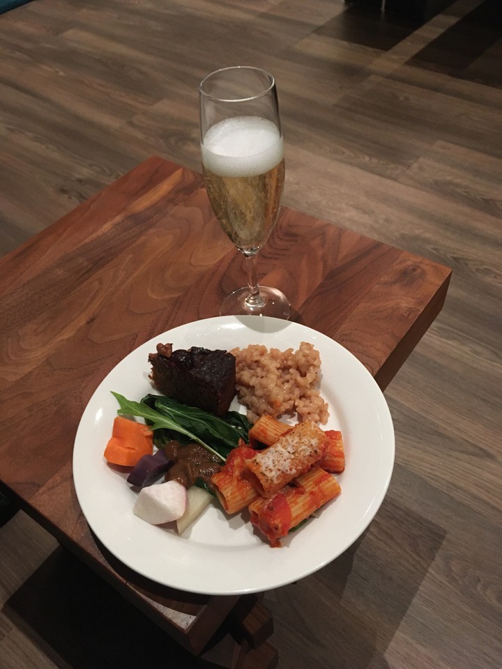 パーティでの美味しいお料理とお酒！テーブルもアルフレックス！