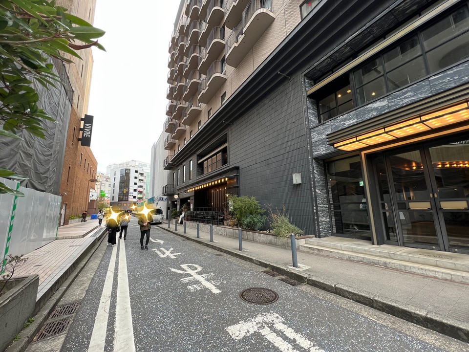 右が宿泊したホテル、左奥がビブレ