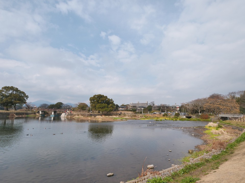 湖のほとりに、遊歩道が続きます。