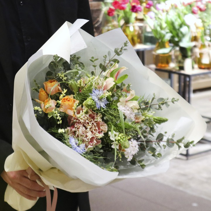 華やかな花束画像。