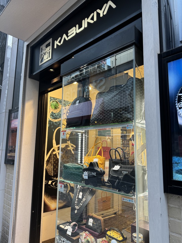 歌舞伎屋の店頭のディスプレイ商品