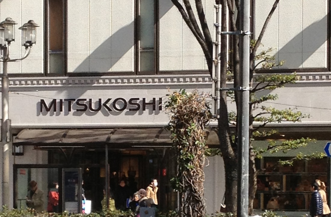 栄の角にあります