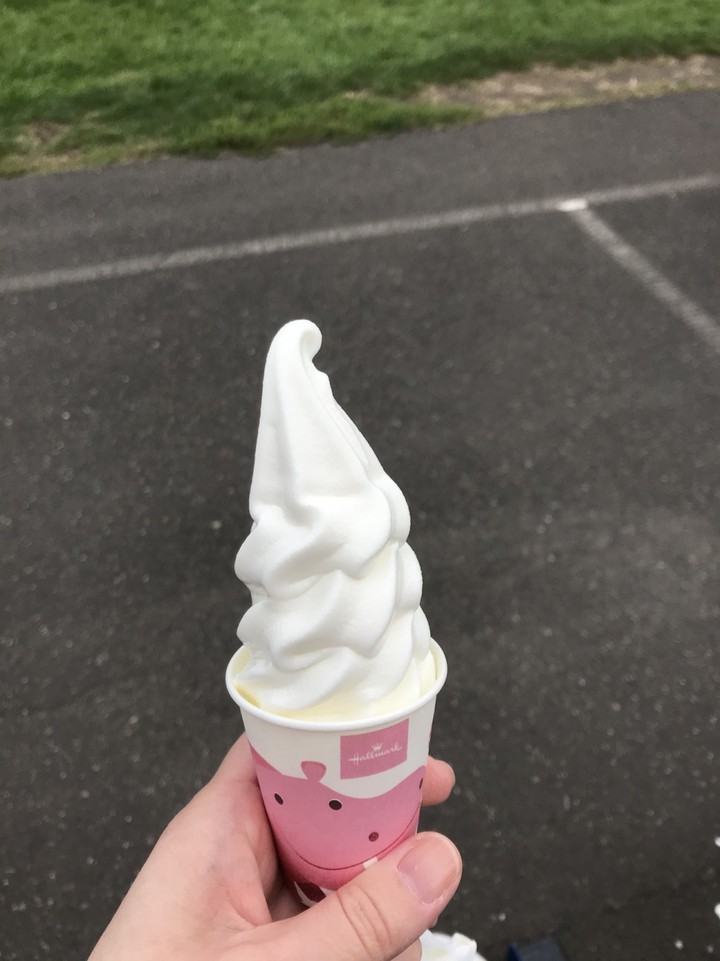 小カップのソフトクリームです。