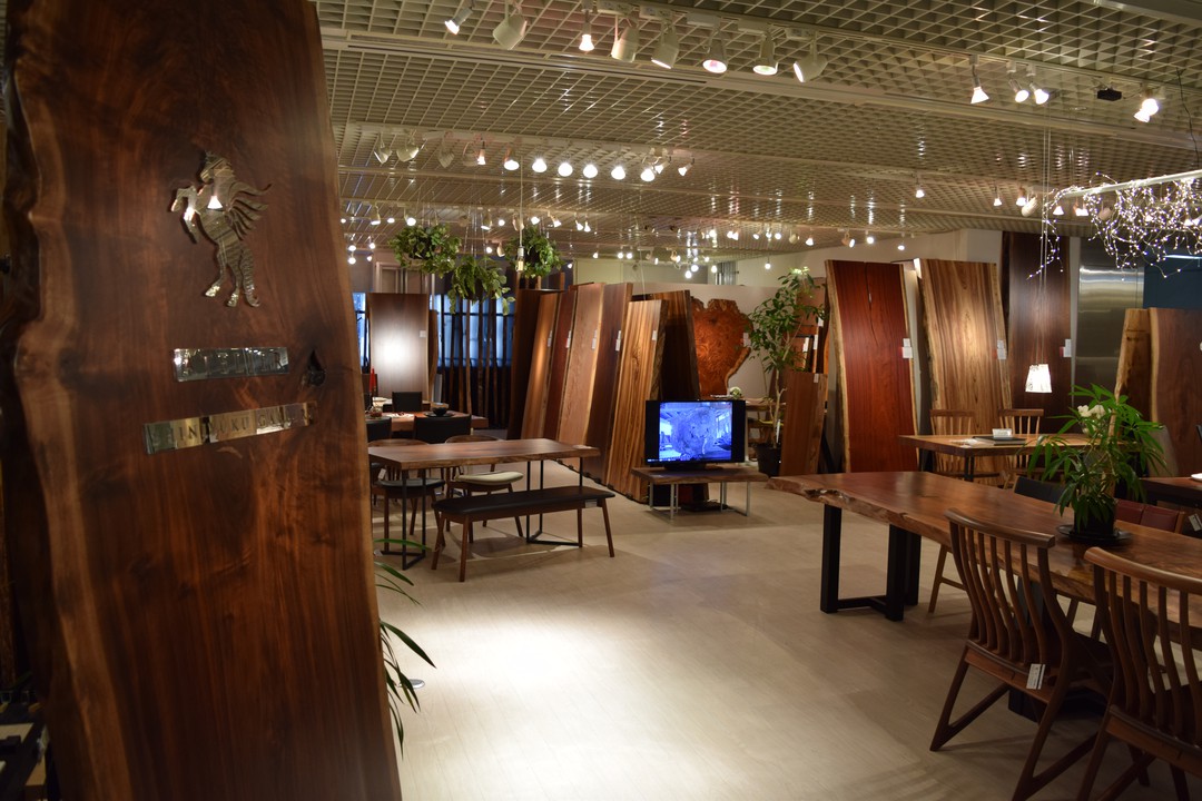 ATELIER MOKUBAの店内の様子。異なる木目や形状の高級木材が展示されている