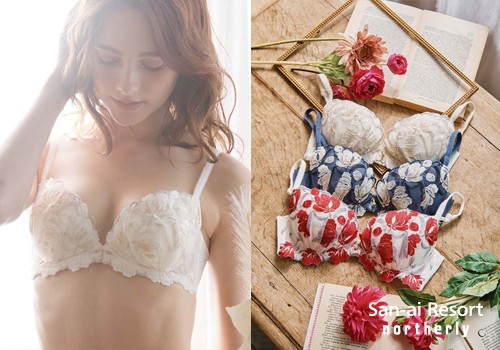 左側には白い花柄のブラジャーを着用した女性が明るい光の中でポーズを取っている画像。右側には、青地に赤い花柄と白地に赤い花柄のブラジャーが、テーブルの上に飾られた花や本と一緒に並べられている。