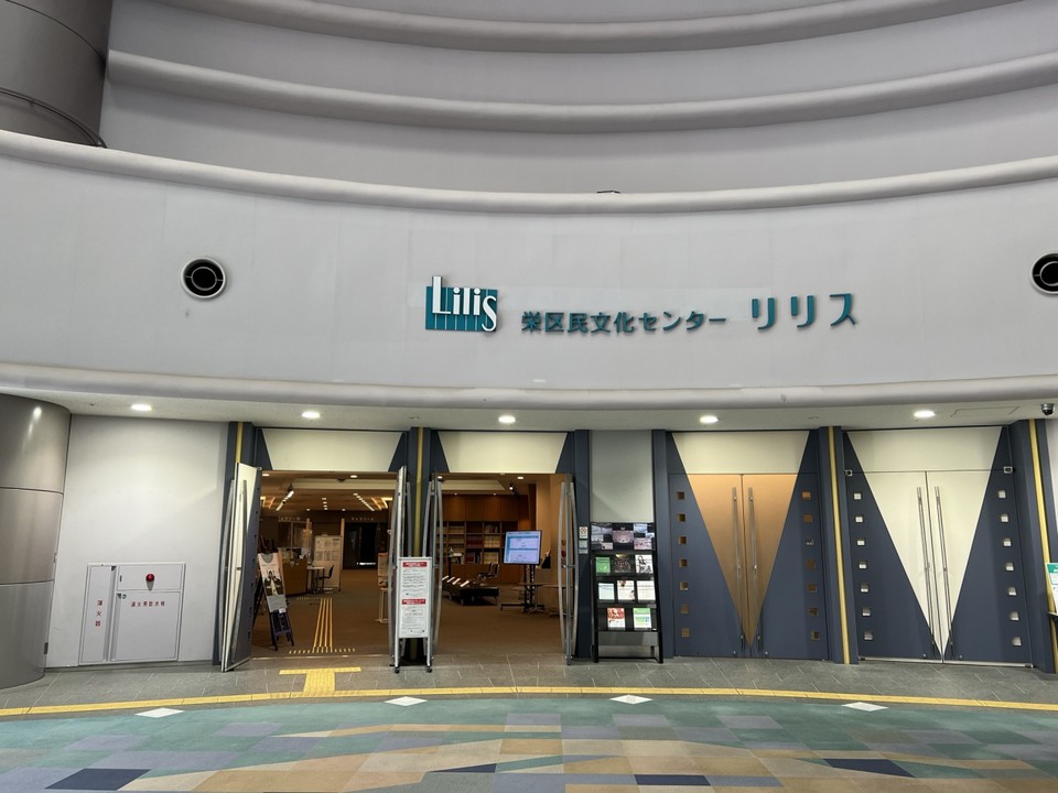 ドームの中、文化センターの入口