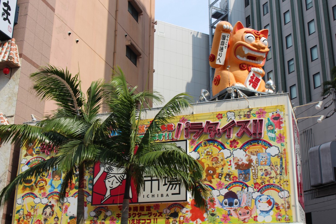 屋根にシーサー