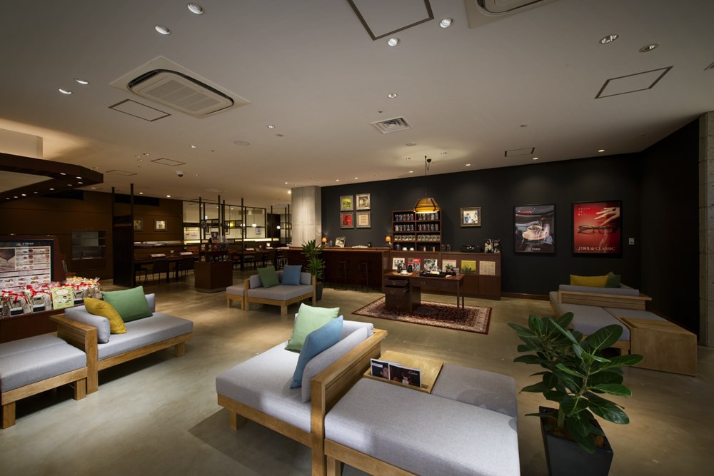 上島珈琲店新潟ラブラ２店の内観画像。