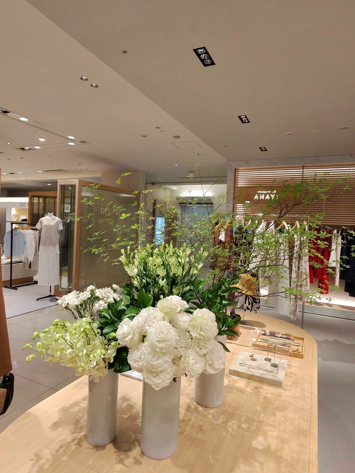 エッセンスオブアナイ店内中央のテーブルに美しい花が飾られている