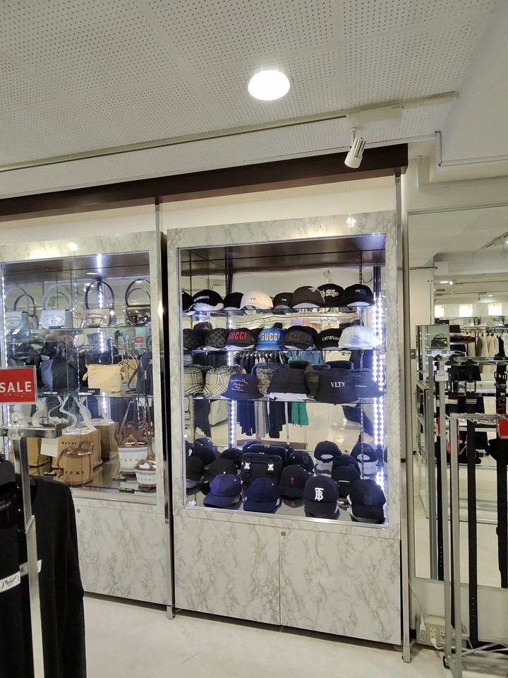 サカゼンの店舗の店内の売り場の様子