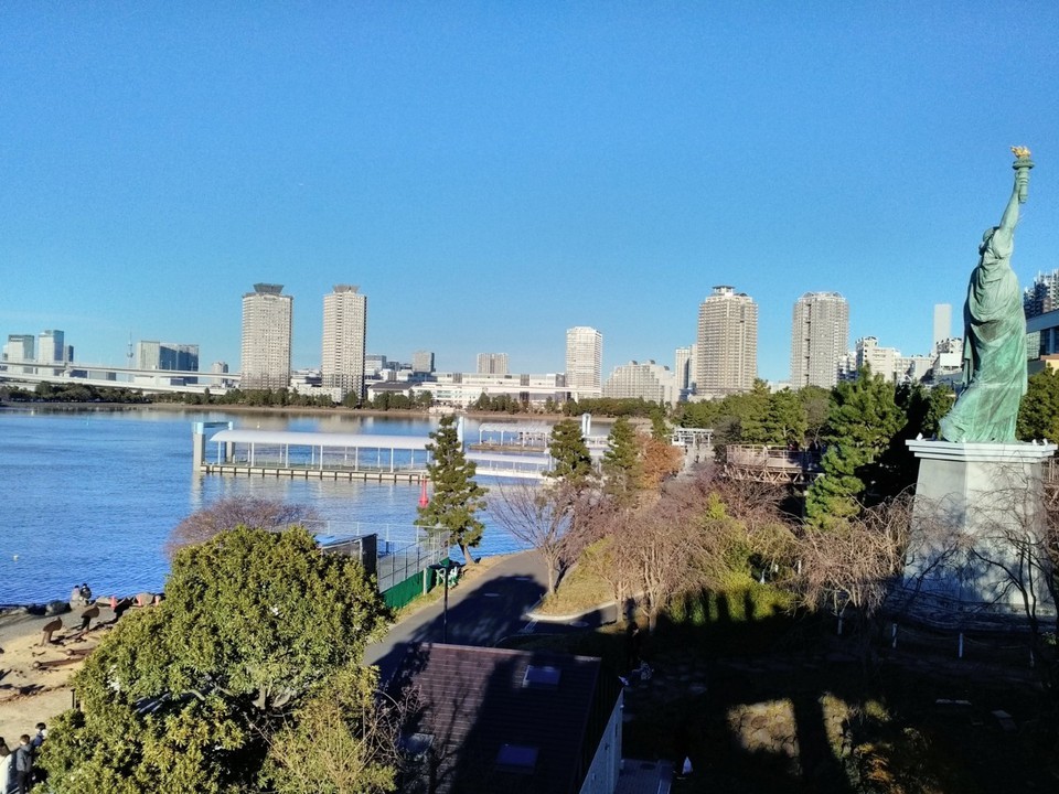 自由の女神像とレインボーブリッジ方面風景