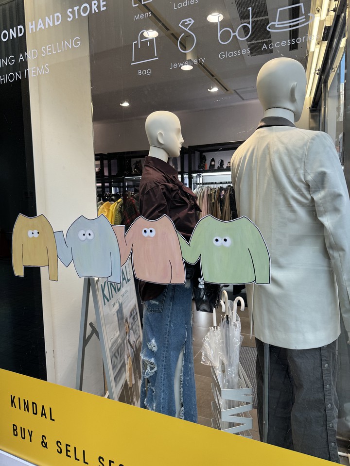 男女のマネキンが並ぶkindalのショーウィンドウ
