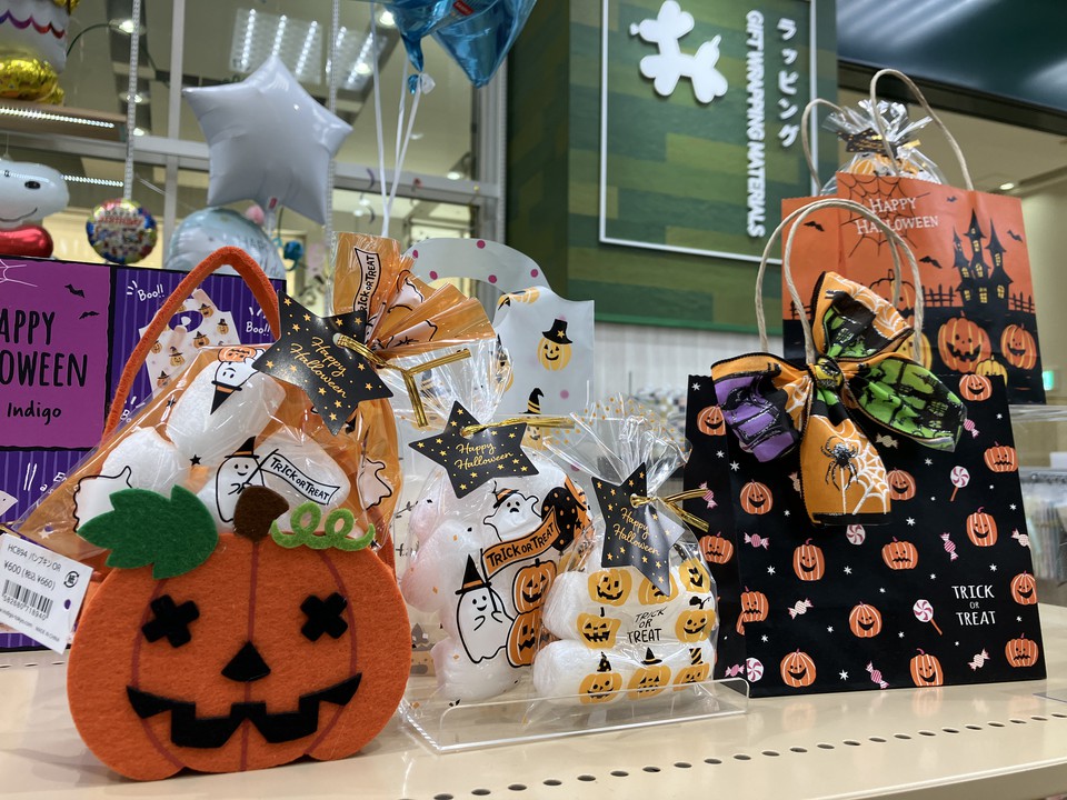 ハロウィングッズが並んでいる画像。