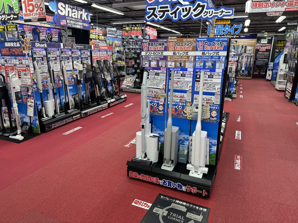 ヨドバシカメラ新宿西口本店のスティック掃除機売場