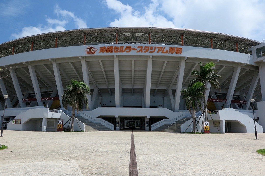 スタジアム正面玄関に向かいます
