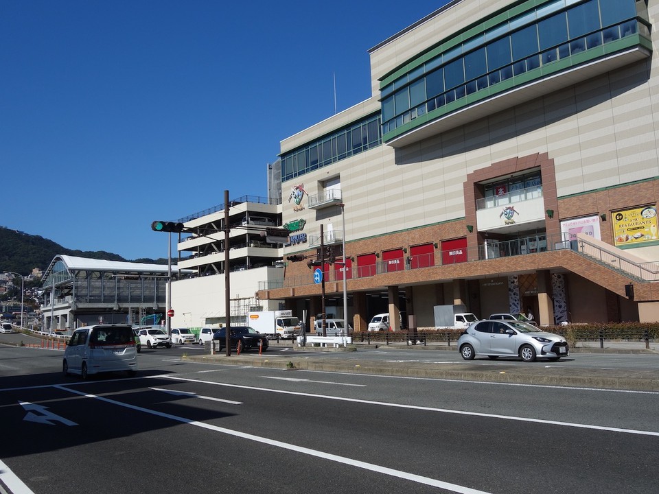 奥が長崎駅のドーム。