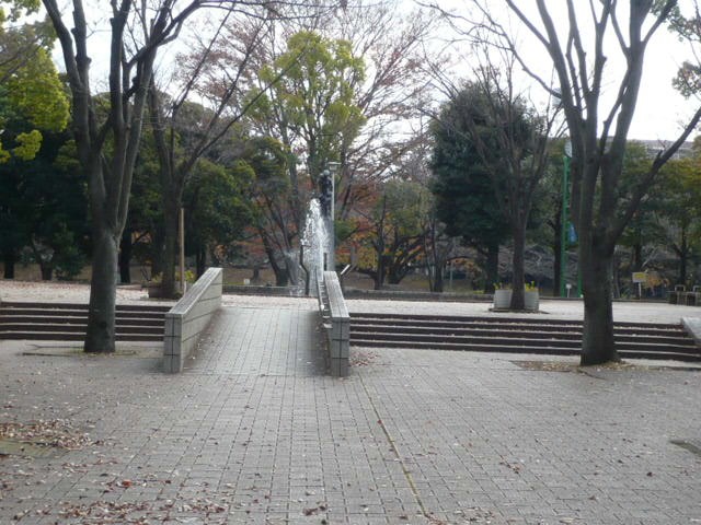 北側の入口から見た、中央の噴水です。芝生域は、さらに奥になる