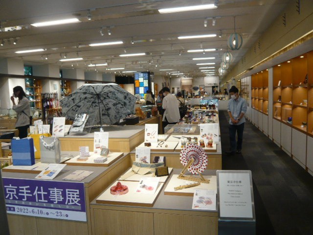 伝統工芸青山スクエアの内部です。展示場に工芸品が多くあります